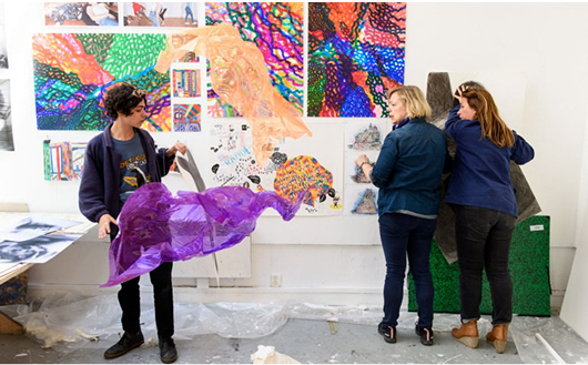 Étudiants en atelier créatif