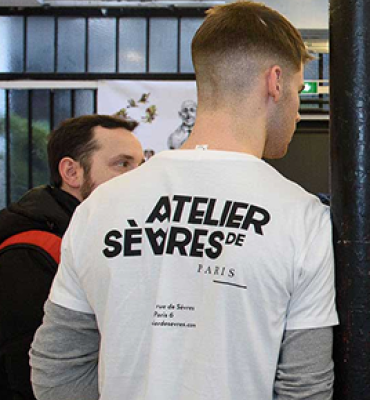 Logo ADS x étudiant Logo ADS sur le t-shirt d'un étudiant